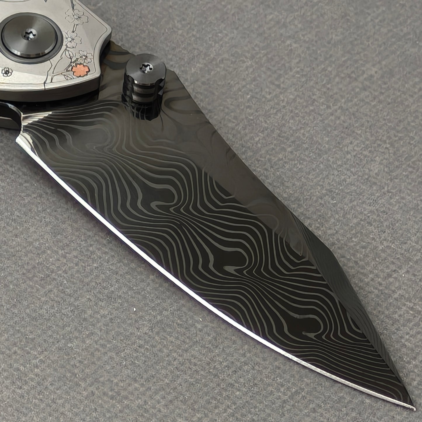VORIXN Yokai KB106 Folding Knife – clip side blade detail showing Damascus steel and handle junction