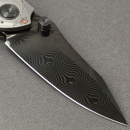 VORIXN Yokai KB106 Folding Knife – clip side blade detail showing Damascus steel and handle junction