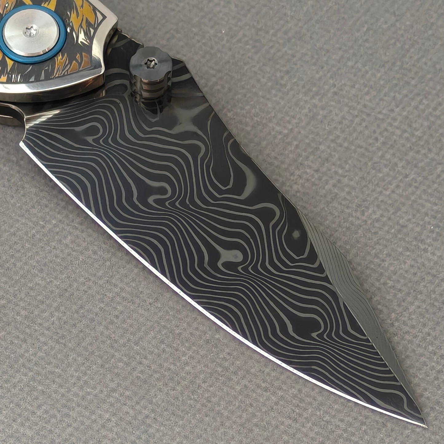 VORIXN "Valor" (3.5" Damascus DLC-Coated Blade) Engraved Titanium Handle Flipper & Thumb Stud Folding Knife - KB117