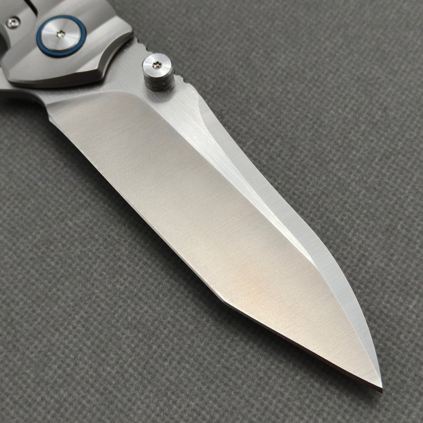 Couteau VORIXN "Longreach" avec ouverture flipper et double-molette, manche en titane (lame 10Cr15CoMoV de 4,1") KB002