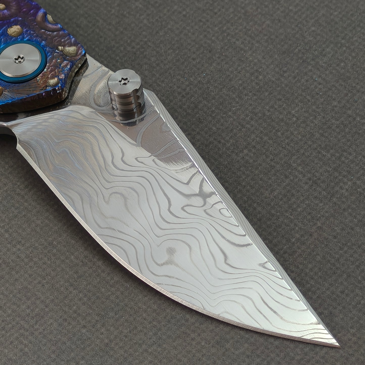 Couteau à flipper et à goujon de pouce Vorixn « Impact Origin » Manche anodisé gravé en titane (Lame en acier Damas de 3,6") KB049