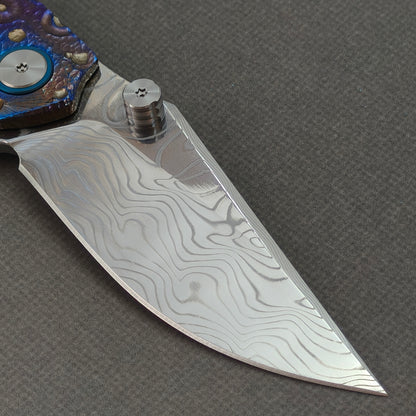 Couteau à flipper et à goujon de pouce Vorixn « Impact Origin » Manche anodisé gravé en titane (Lame en acier Damas de 3,6") KB049
