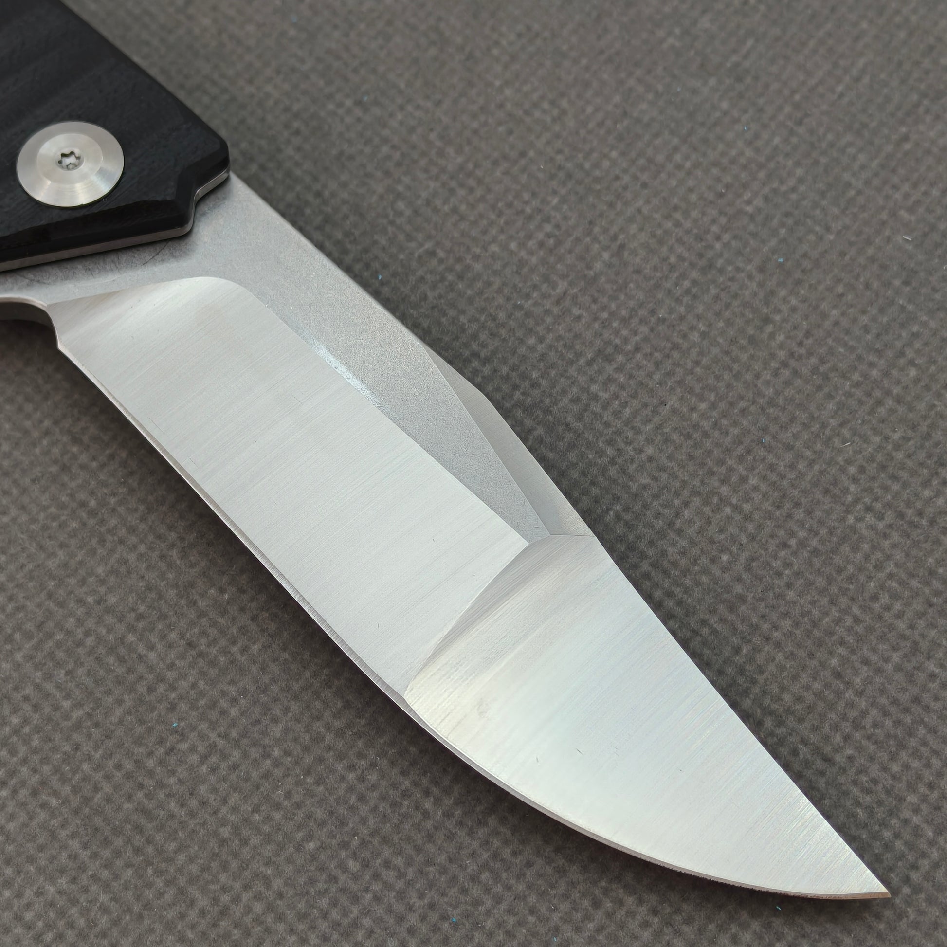 VORIXN KA002 clip-side blade detail showing the 9Cr13 blade.
