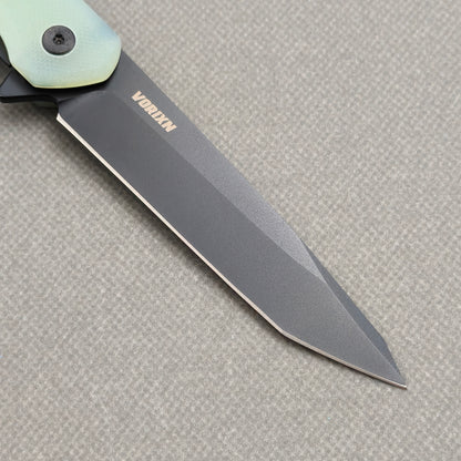 VORIXN KM005 closed non-clip side view showing carbon fiber handle design and pivot detail.