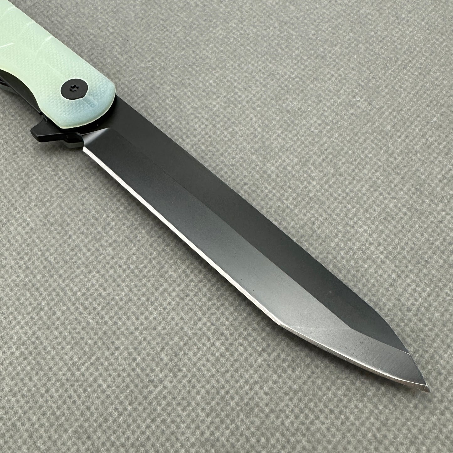 VORIXN KM004 clip-side blade detail showing the D2 stonewashed blade.