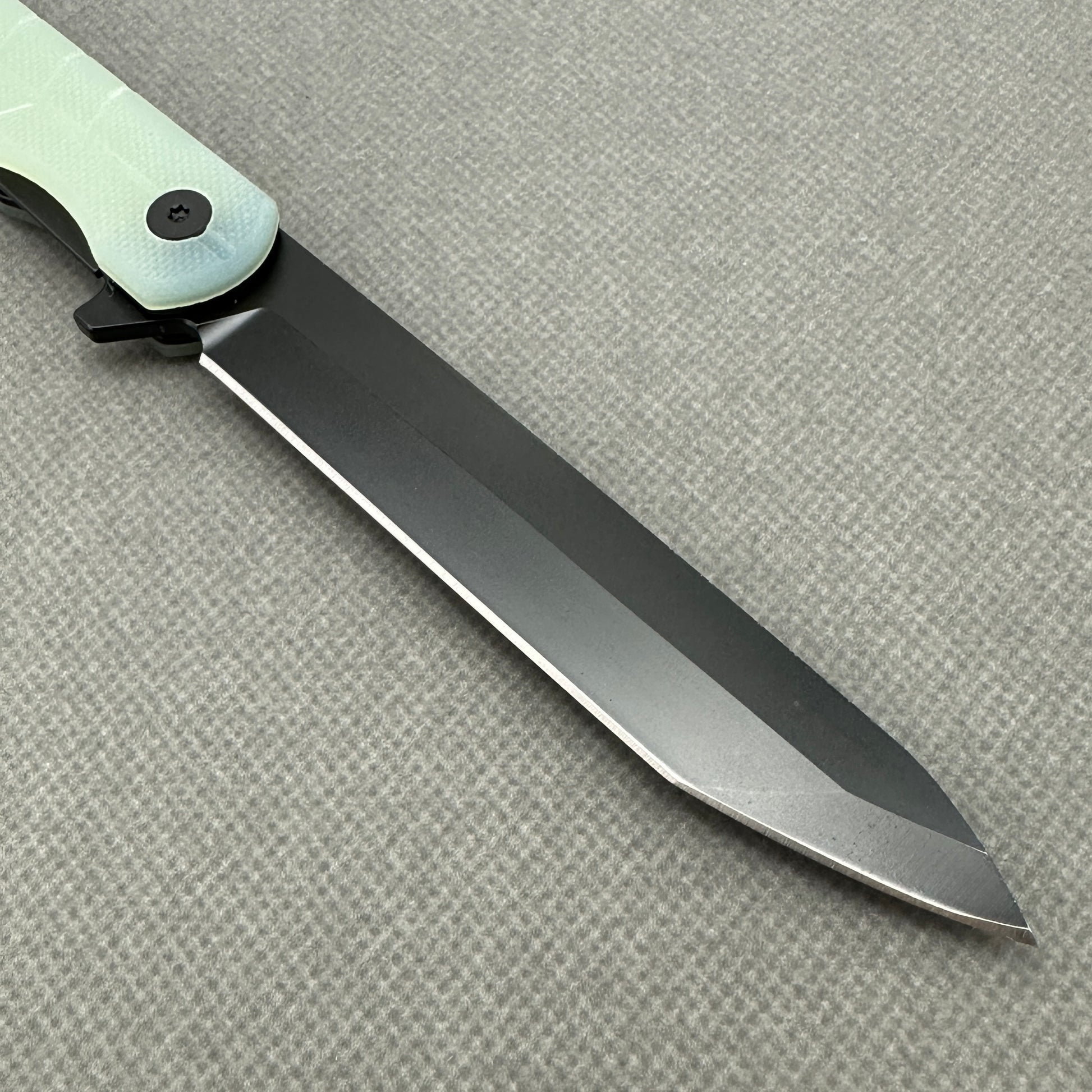 VORIXN KM004 clip-side blade detail showing the D2 stonewashed blade.