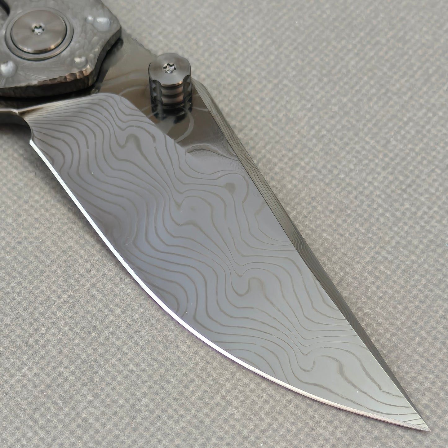 VORIXN KB098 Impact Origin Folding Knife – blade detail showing Damascus steel pattern and edge