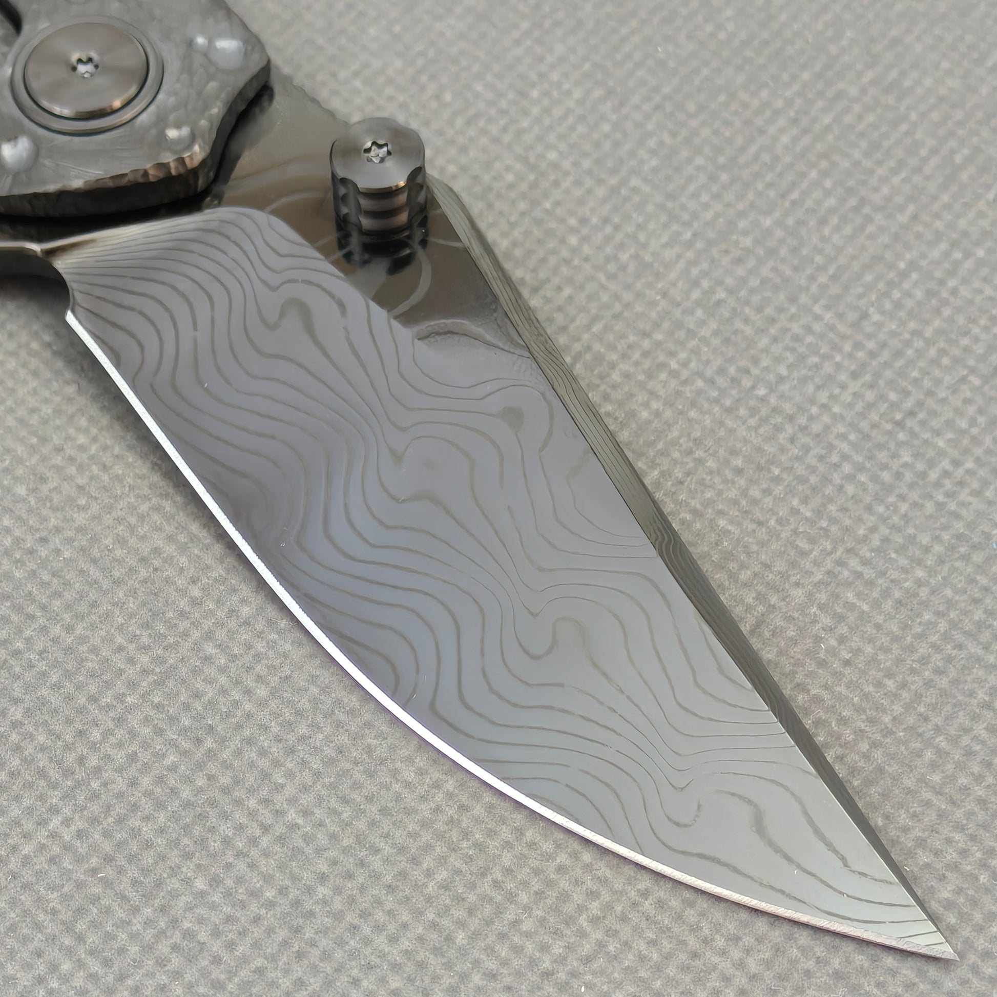 VORIXN KB098 Impact Origin Folding Knife – blade detail showing Damascus steel pattern and edge
