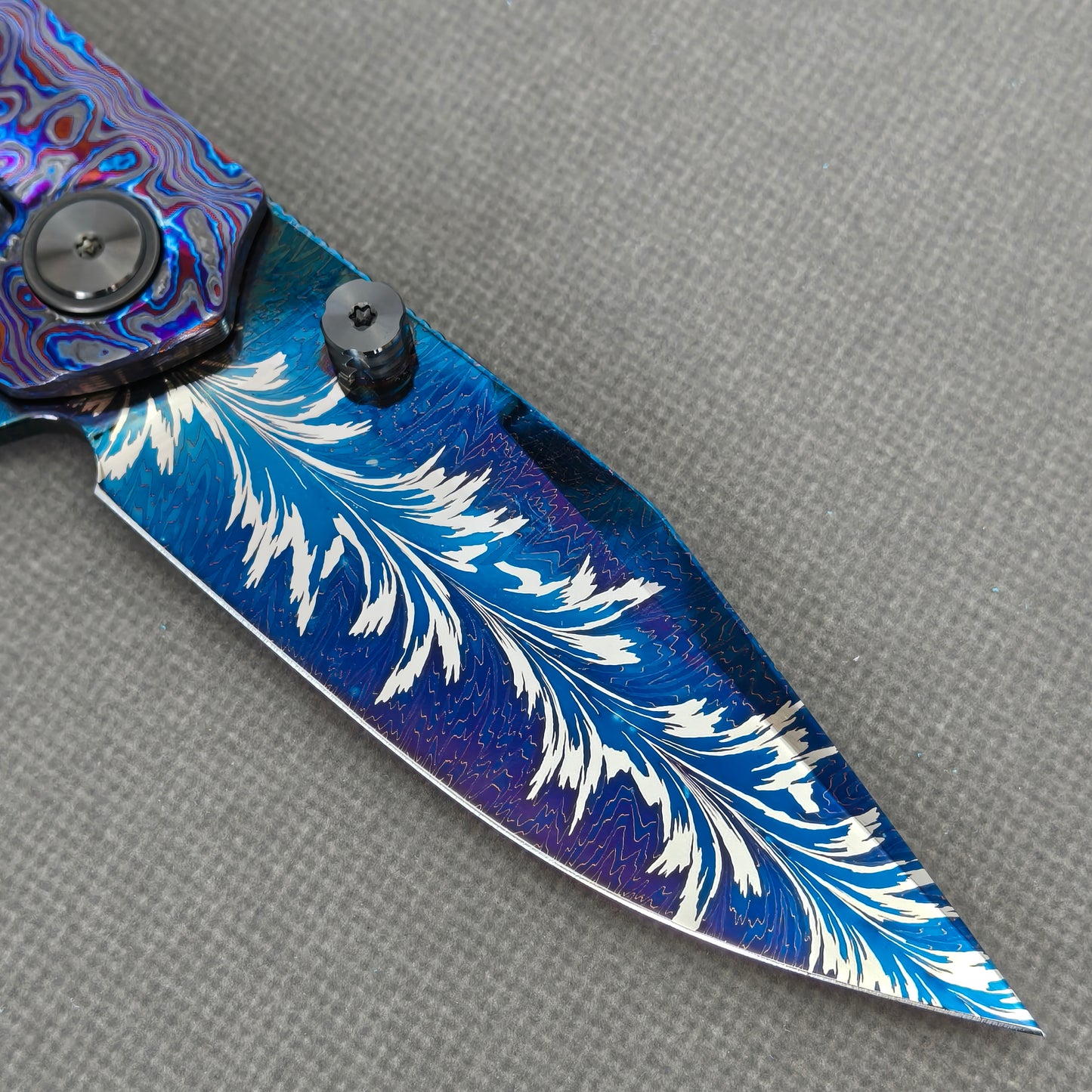 VORIXN KB082 Aurora Black Folding Knife – clip side blade detail showing Damascus steel and handle junction