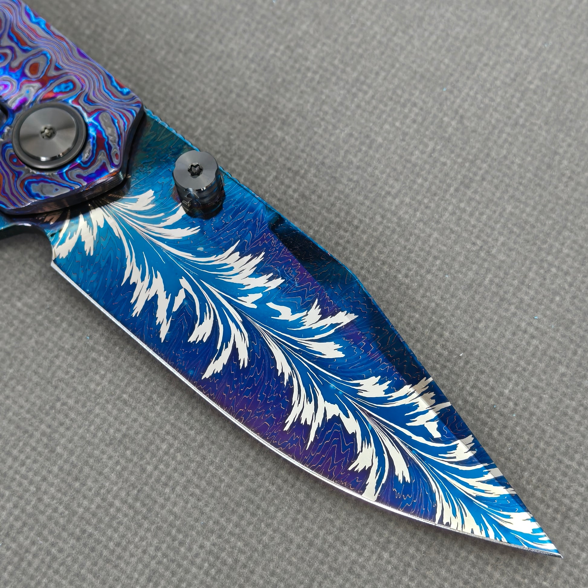 VORIXN KB082 Aurora Black Folding Knife – clip side blade detail showing Damascus steel and handle junction