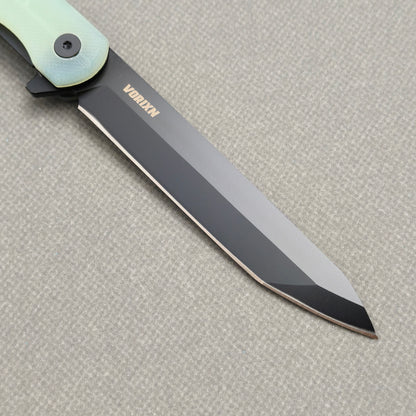 VORIXN KM004 closed non-clip side view showing carbon fiber handle design and pivot detail.