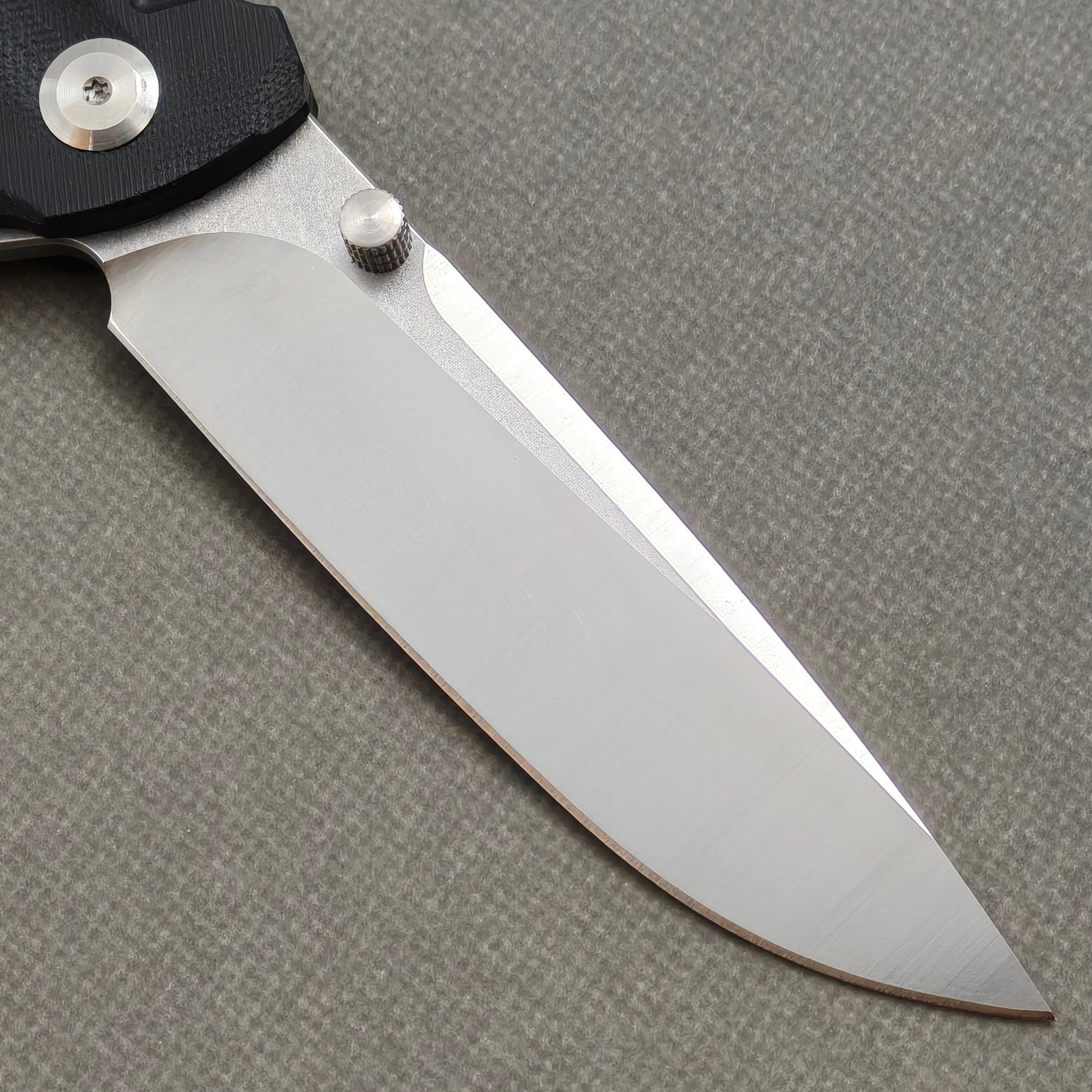 VORIXN KA001 Folding Knife – clip side blade detail showing 9Cr13 steel and handle junction