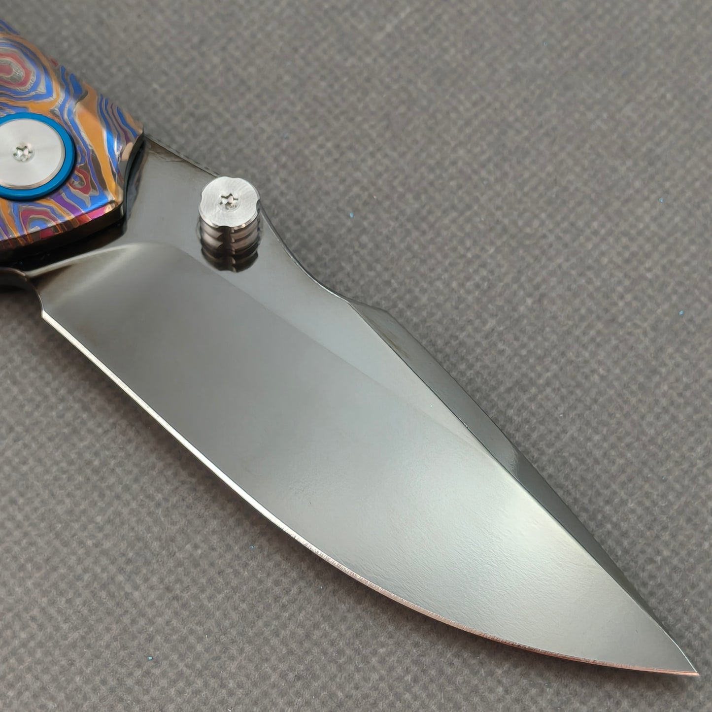 Vorixn „TOPOGRAPH“ Flipper- & Daumenpin-Messer, Titan-Griff (9,1 cm Klinge aus 10Cr15CoMoV Stahl) KB046