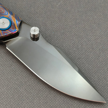 Vorixn „TOPOGRAPH“ Flipper- & Daumenpin-Messer, Titan-Griff (9,1 cm Klinge aus 10Cr15CoMoV Stahl) KB046