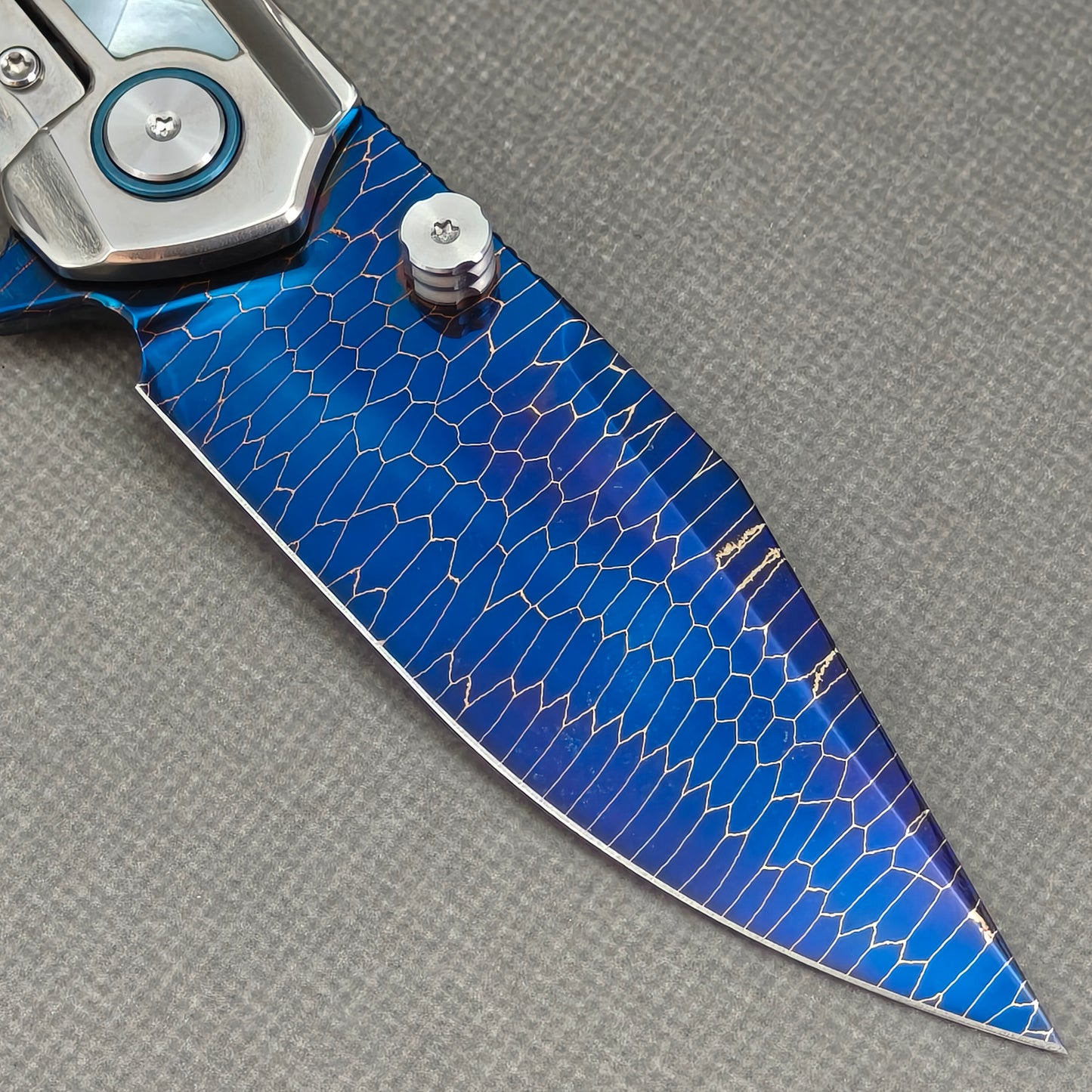 VORIXN Ocean Mirage KB100 Dragon Pattern Damascus blade close-up