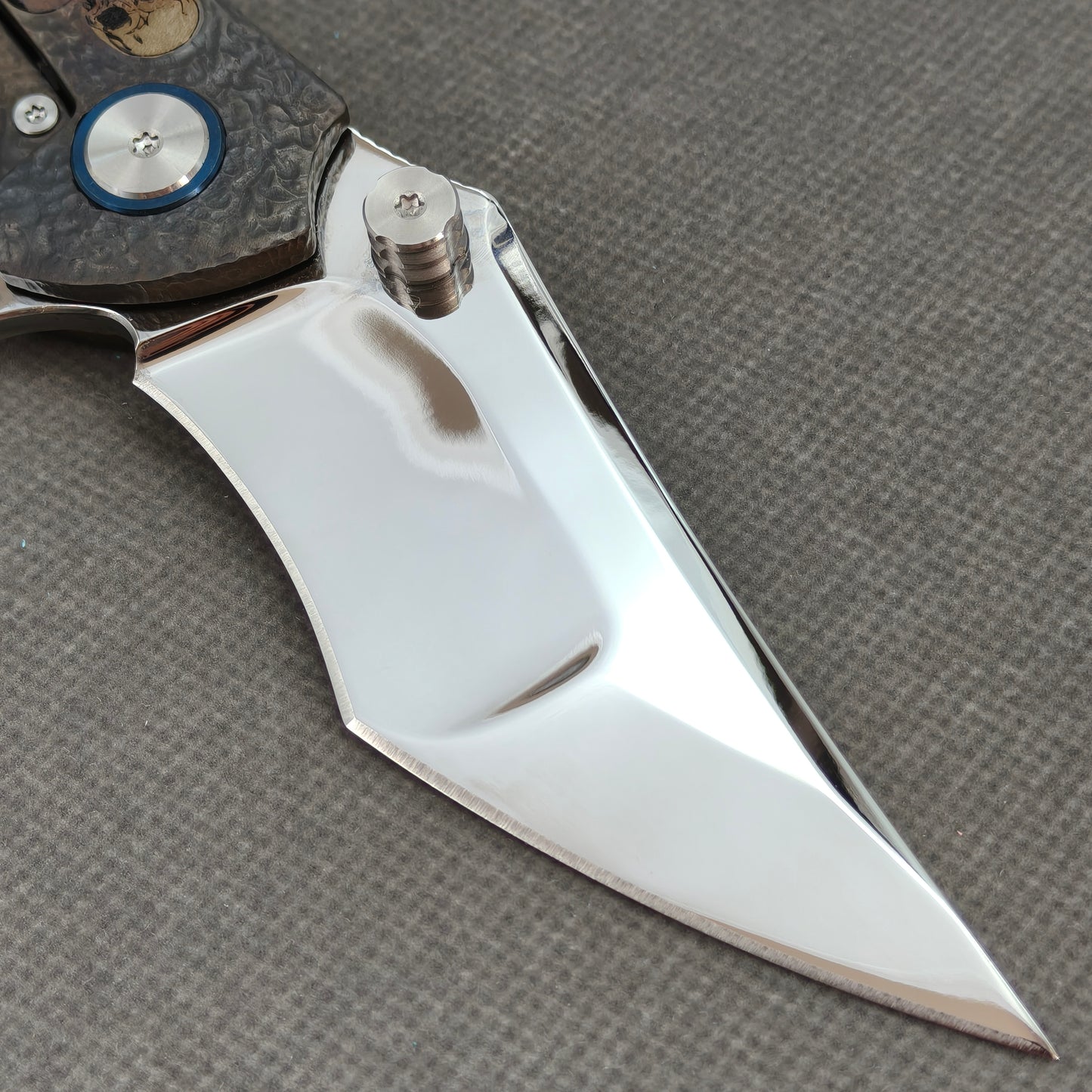 VORIXN „Skull Mirror“ Flipper- & Daumenpin-Messer, Titan-gravierter, anodisch gefärbter Griff (10,2 cm 10Cr15CoMoV Klinge) KB089