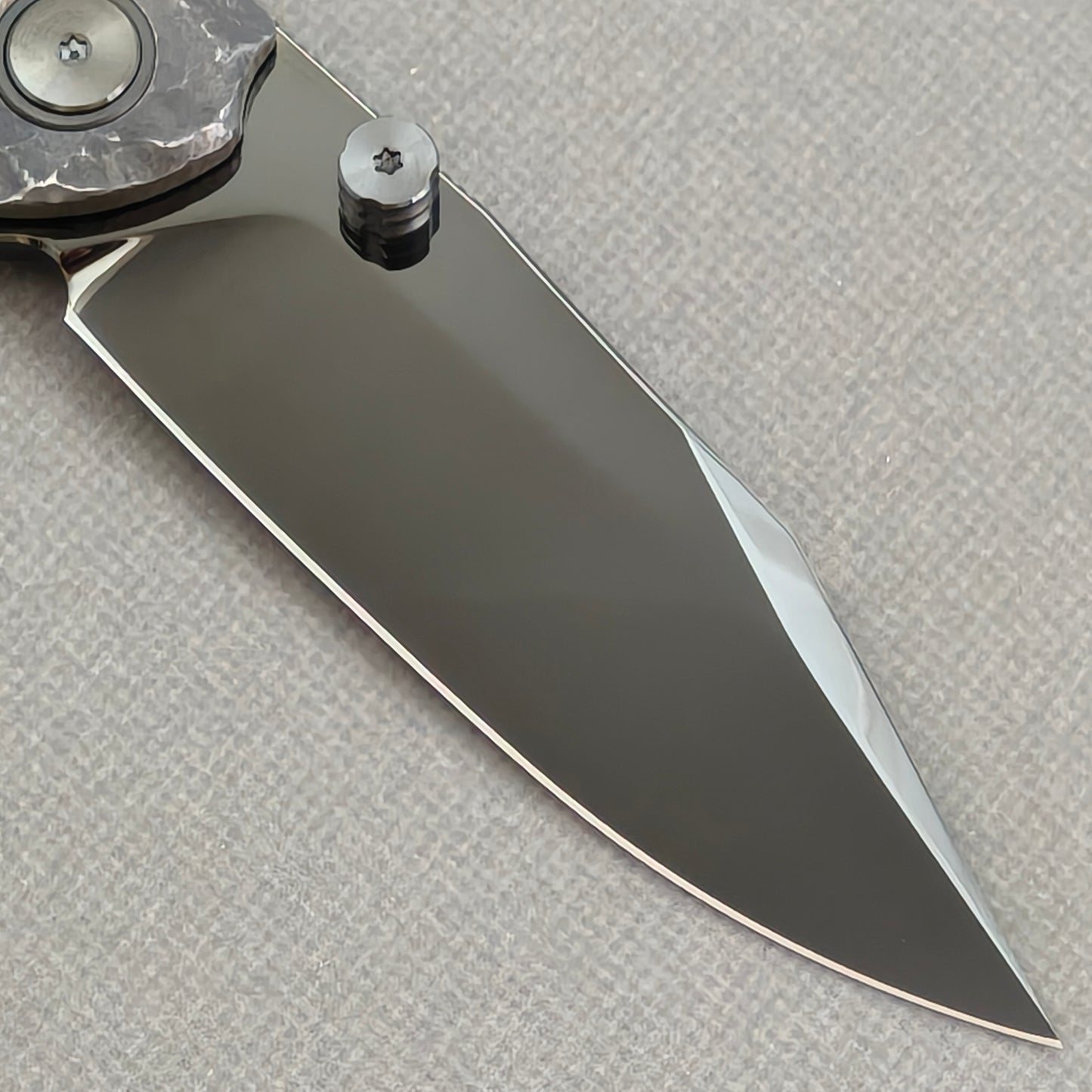 VORIXN Rex KB118 Folding Knife – clip side blade detail showing M390 steel and handle junction