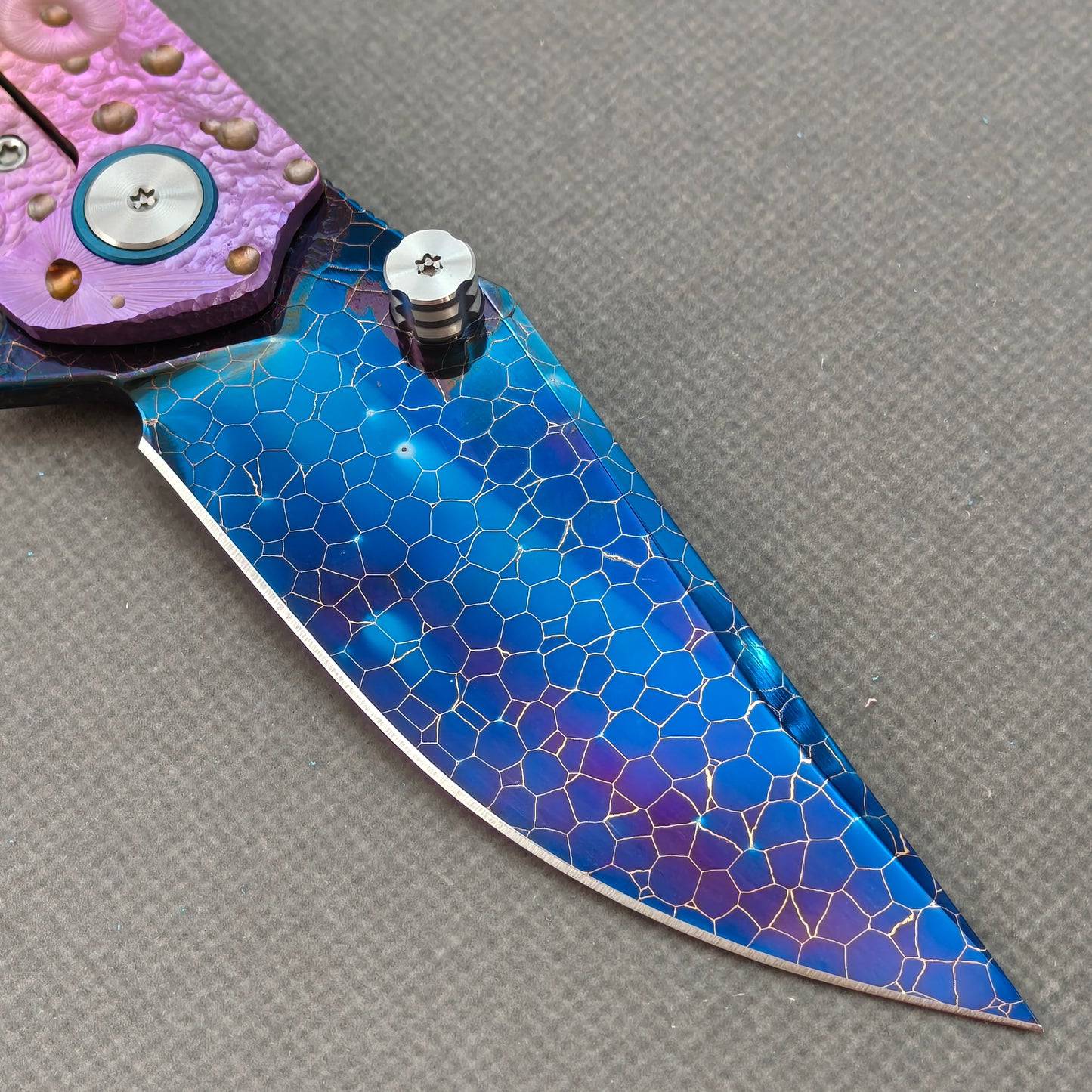 Couteau pliant Vorixn « Impact Origin » Flipper et repose-pouce, manche anodisé gravé en titane (lame en acier Damas de 3,6") KB069