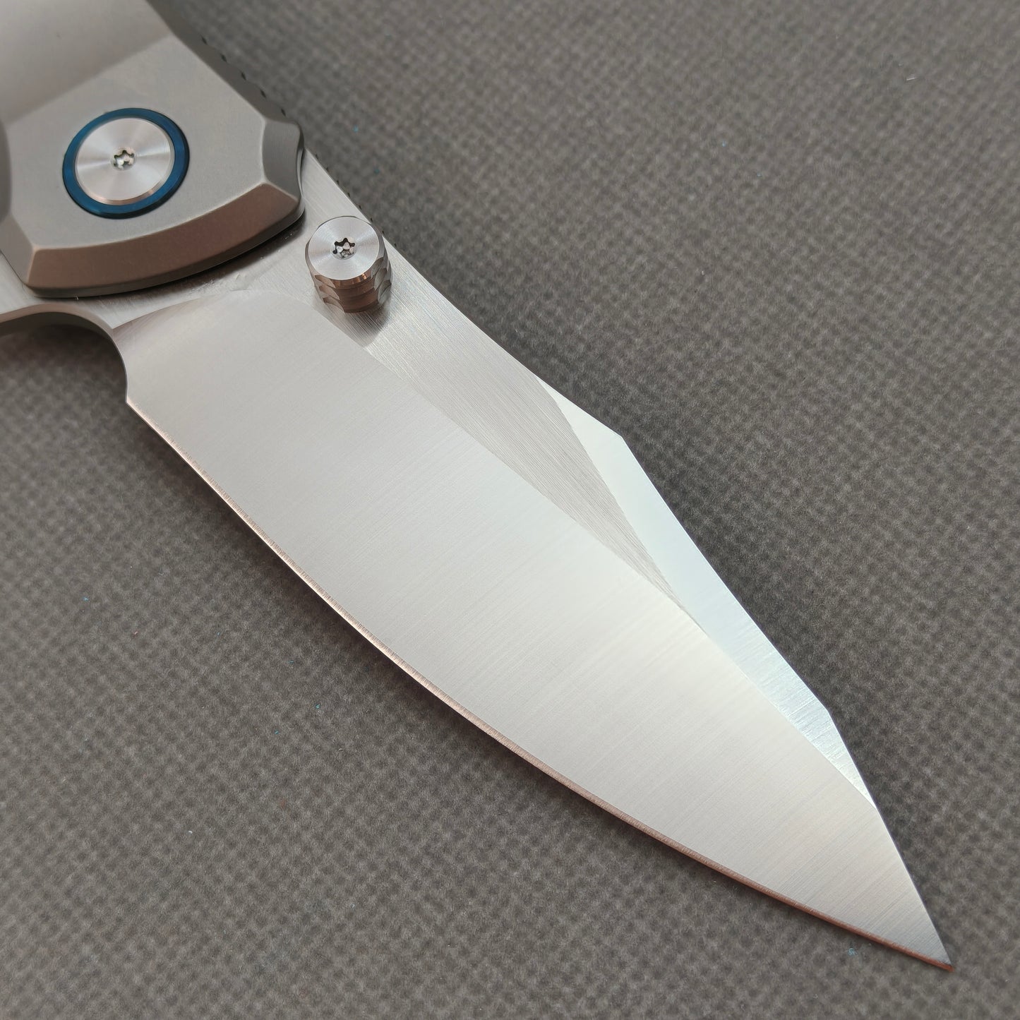 VORIXN KB014 clip-side blade detail showing the 10Cr15CoMoV brushed finish blade.