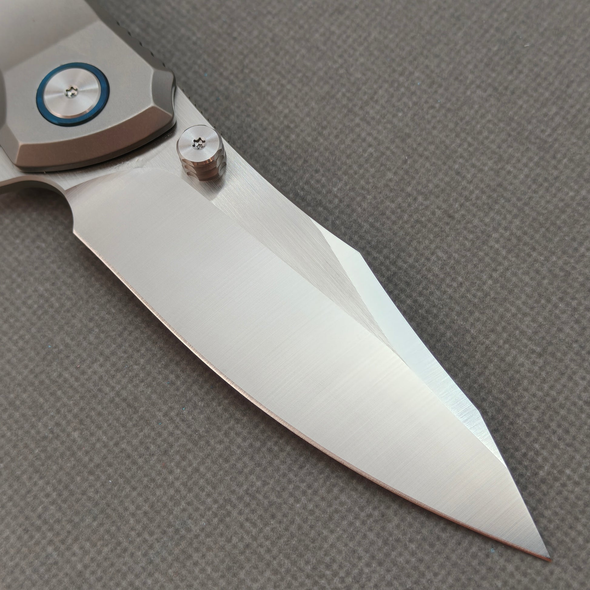 VORIXN KB014 clip-side blade detail showing the 10Cr15CoMoV brushed finish blade.