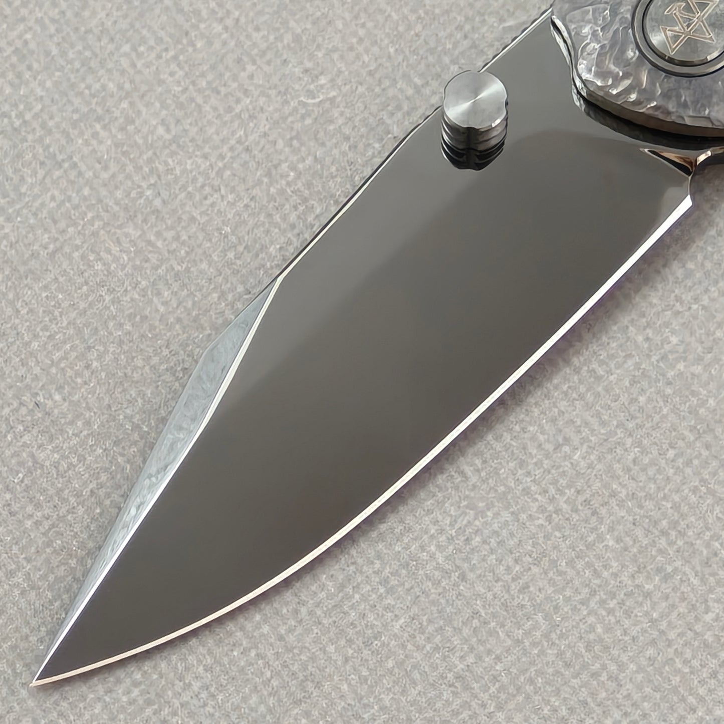 VORIXN Skull Nocturne KB120 Folding Knife – blade detail showing M390 steel and edge