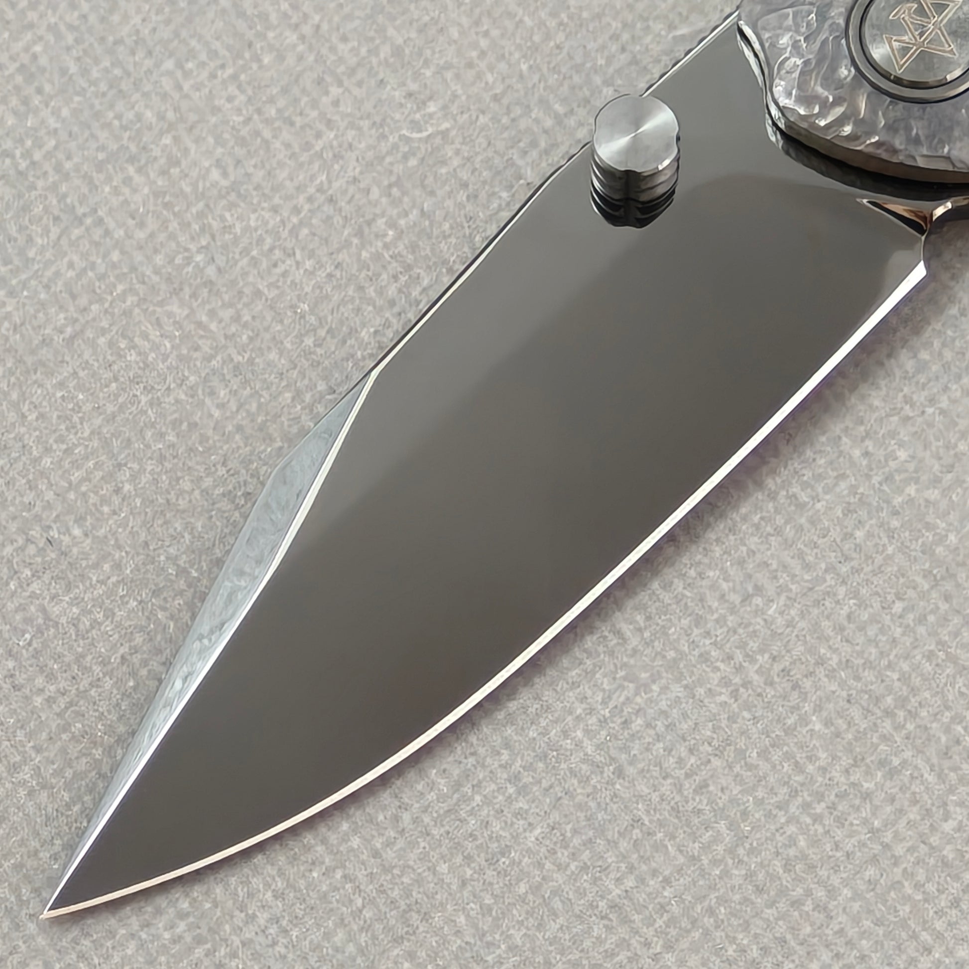 VORIXN Skull Nocturne KB120 Folding Knife – blade detail showing M390 steel and edge