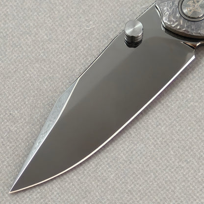 VORIXN Skull Nocturne KB120 Folding Knife – blade detail showing M390 steel and edge