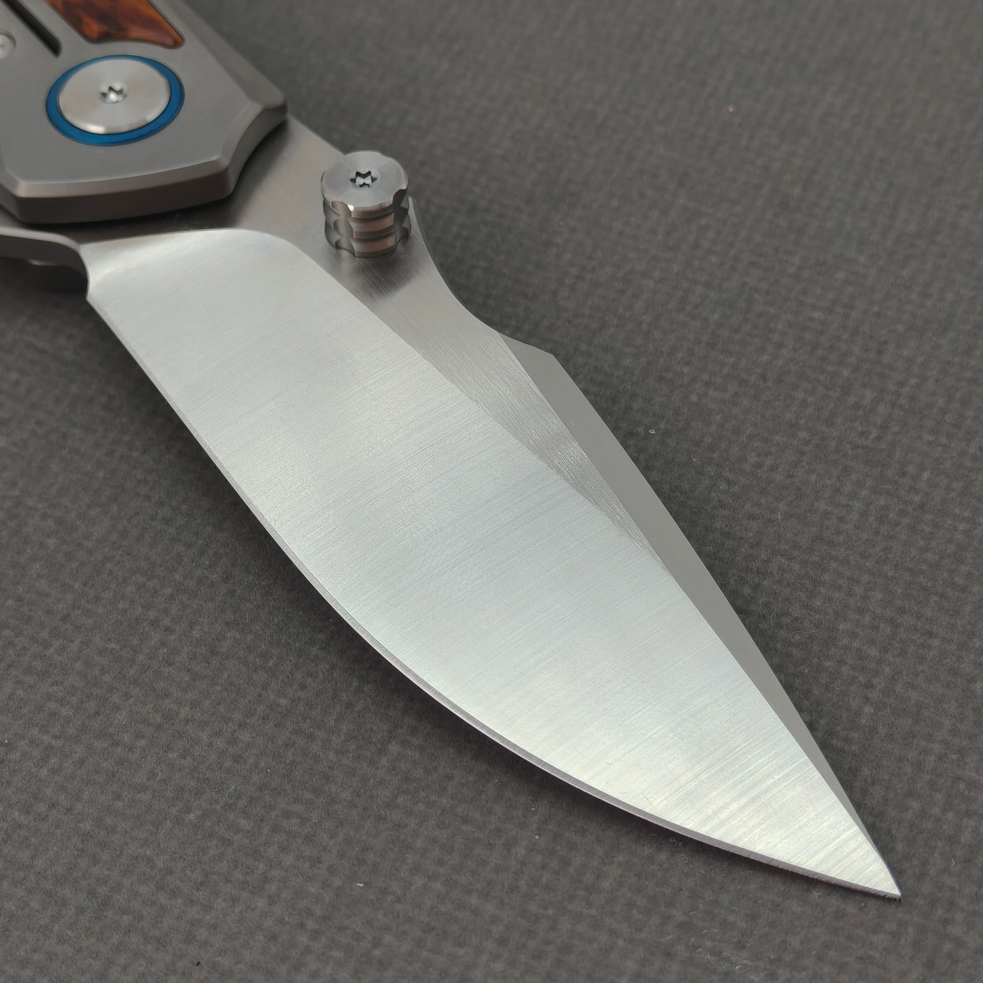 VORIXN KB040 clip-side blade detail showing the 10Cr15CoMoV blade.