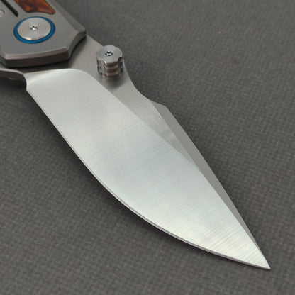 VORIXN KB040 clip-side blade detail showing the 10Cr15CoMoV blade.