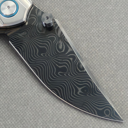 VORIXN Forest Mirage KB131 Folding Knife – clip side blade detail showing Damascus steel and handle junction