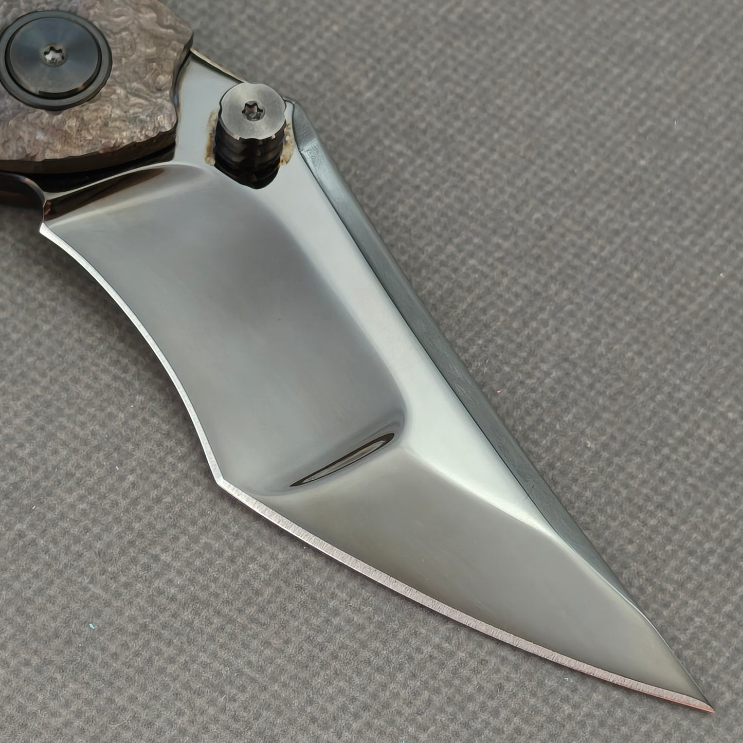 VORIXN „Skull Eclipse“ Flipper & Daumenpin Messer mit titanbeschichtetem, graviertem und eloxiertem Griff (10,2 cm 10Cr15CoMoV Klinge) KB090
