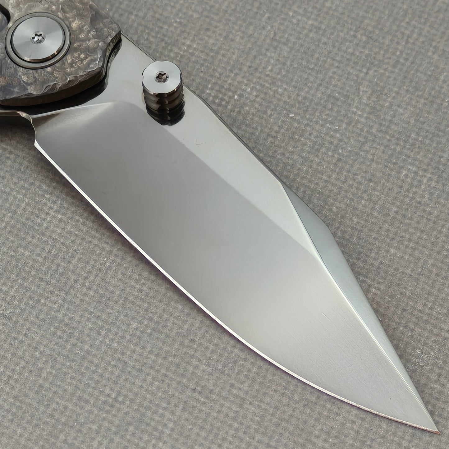 VORIXN "Skull Nocturne" (3.8" M390 Blade) Hand-Engraved & Anodized Titanium Handle Flipper & Thumb Stud Folding Knife - KB120