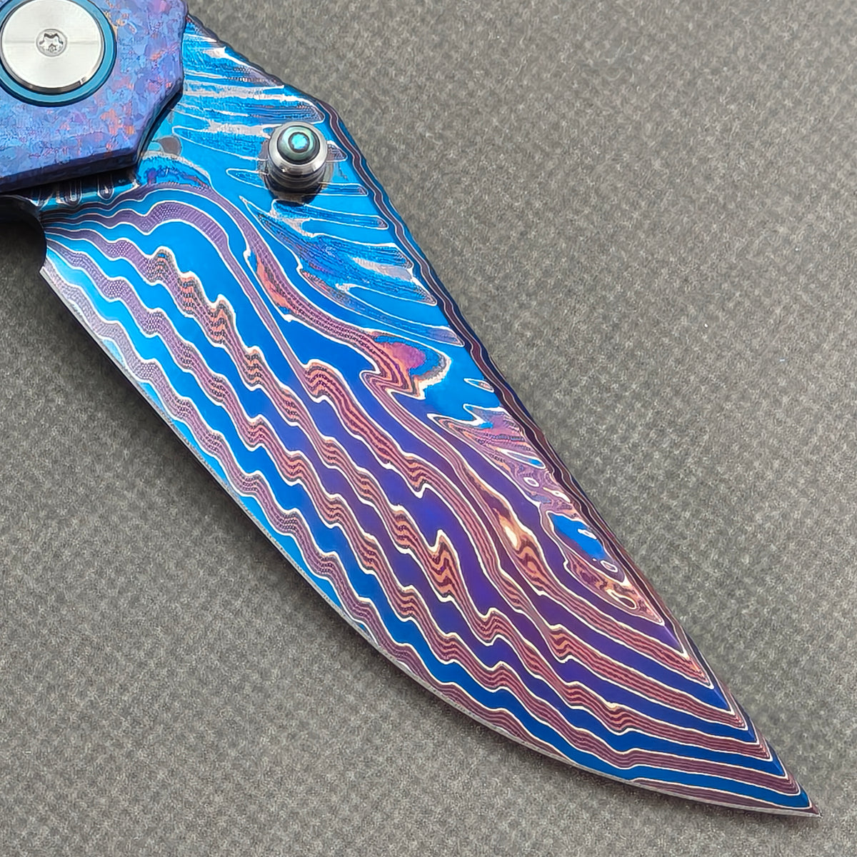 VORIXN Rimeflare KB132 Folding Knife – clip side blade detail showing Damascus steel and Crystallized Titanium handle junction.