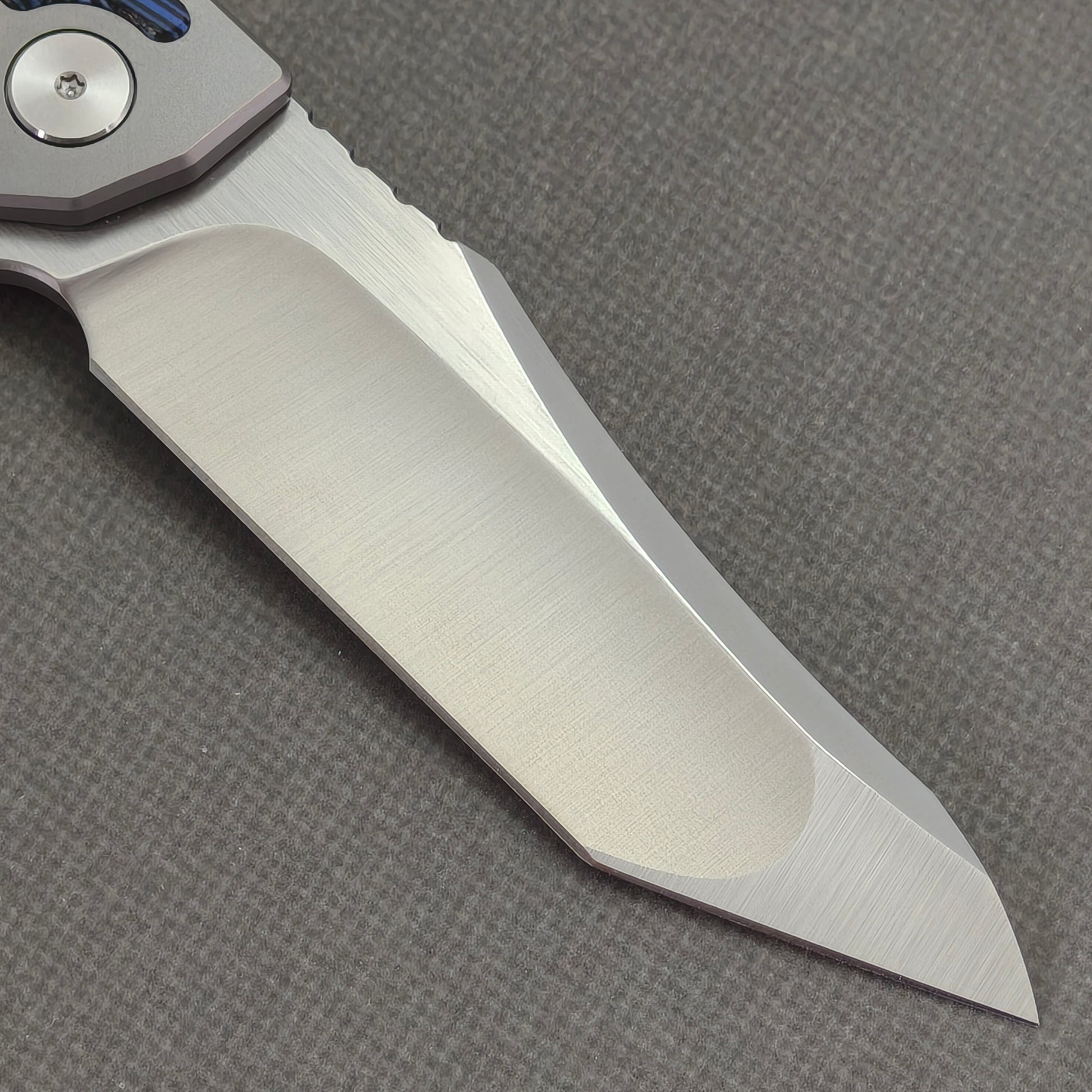 VORIXN Carbon Crest KB003 Folding Knife – clip side blade detail showing 10Cr15CoMoV steel and handle junction