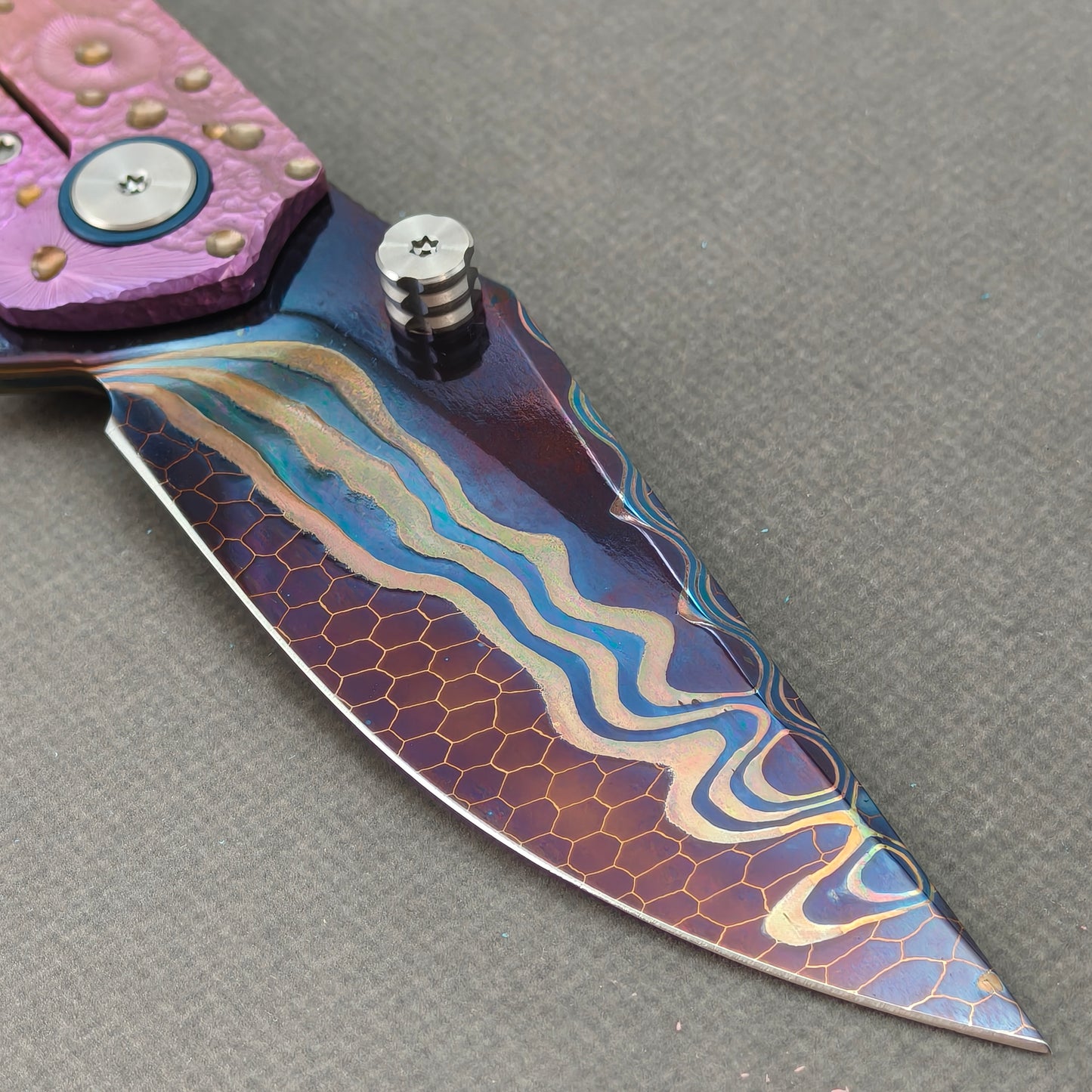 Vorixn "Impact Origin" Flipper & Daumenpin-Messer, Titan-gravierter, anodisierter Griff (9,14 cm Damaststahlklinge) KB079