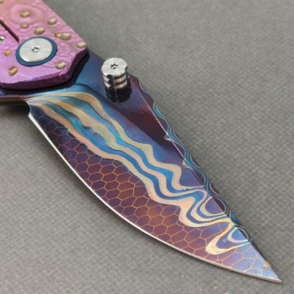 Vorixn "Impact Origin" Flipper & Daumenpin-Messer, Titan-gravierter, anodisierter Griff (9,14 cm Damaststahlklinge) KB079
