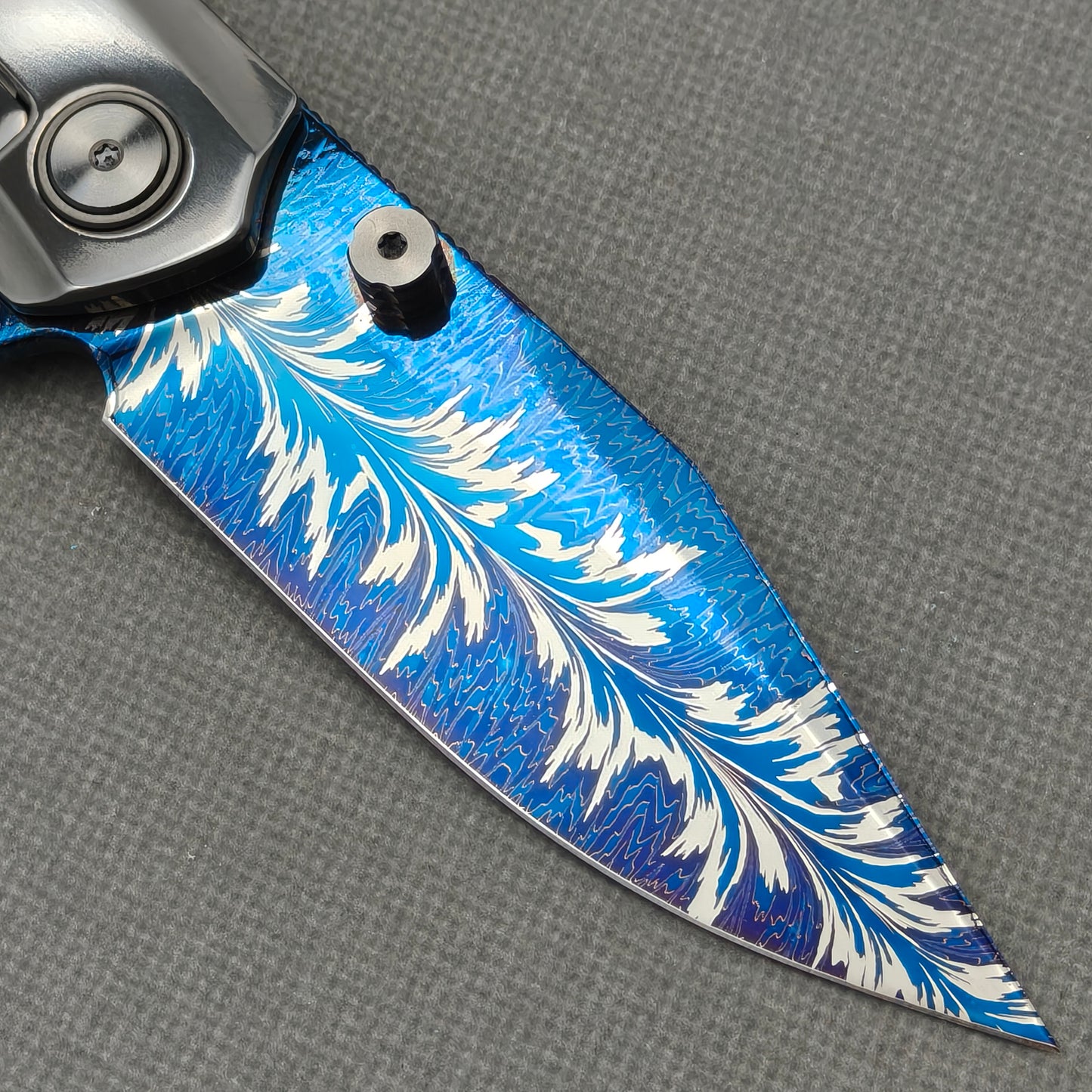 VORIXN Azure Feather folding knife closed, full handle design with pocket clip side – KB097