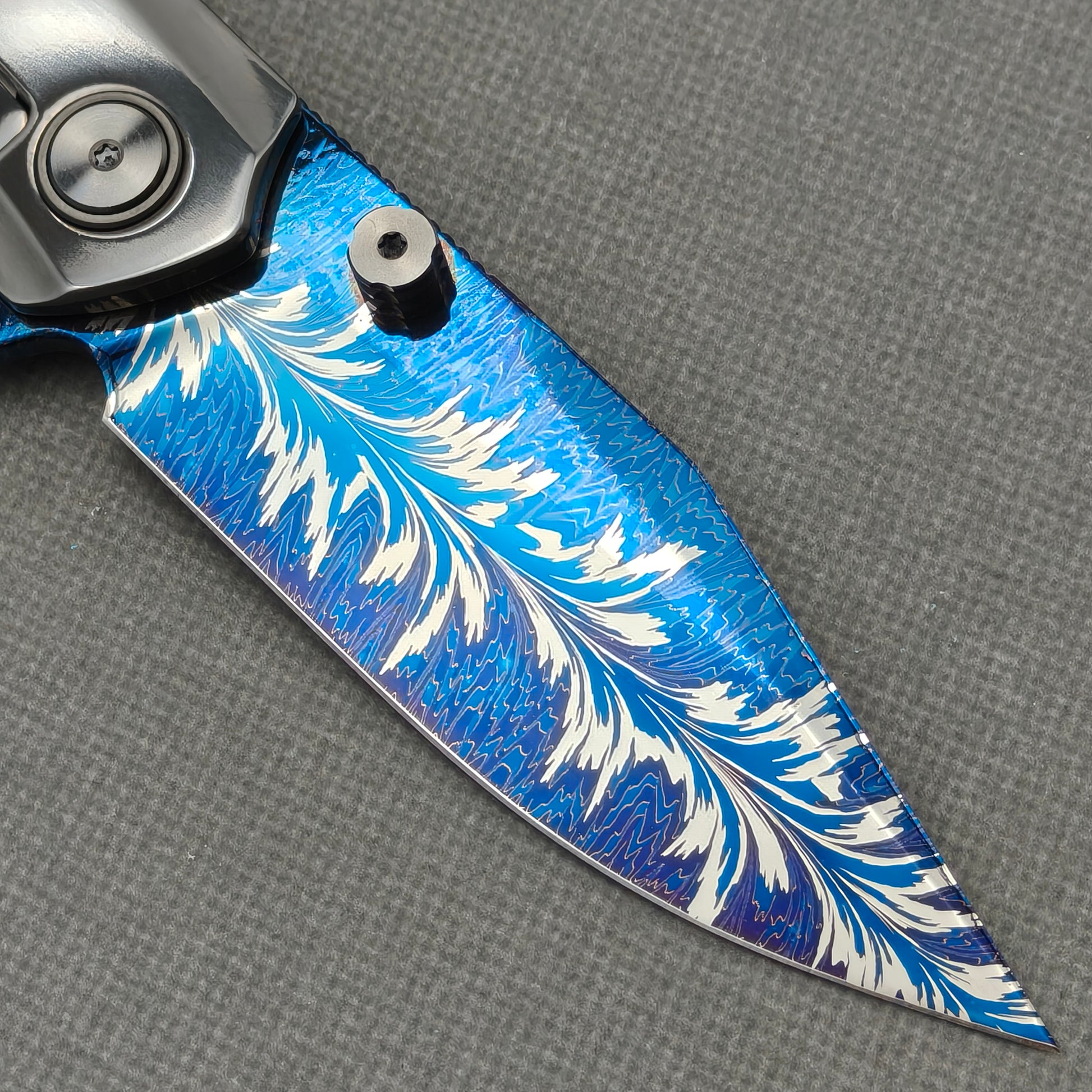 VORIXN Azure Feather folding knife closed, full handle design with pocket clip side – KB097