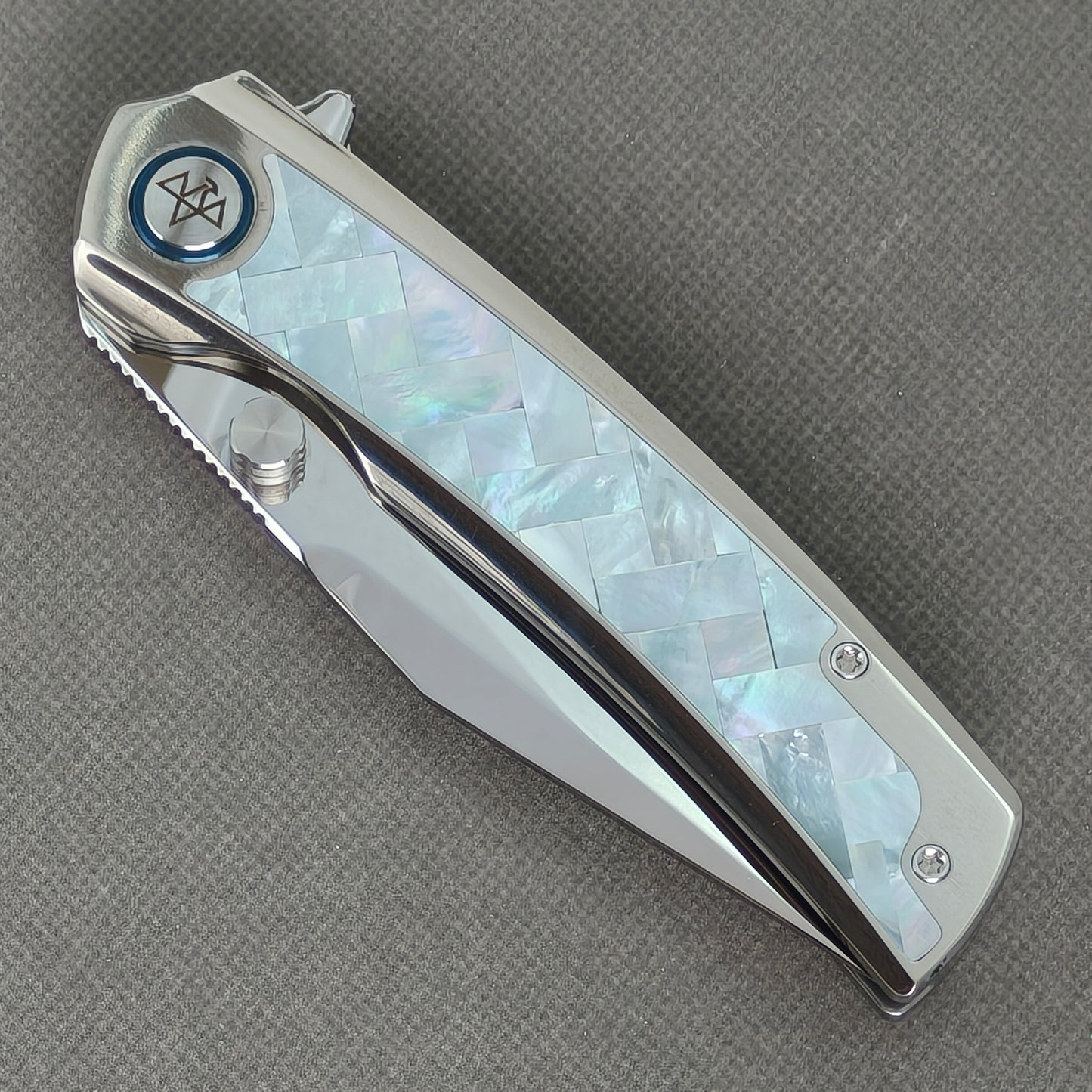 VORIXN "Ocean Mirage" Flipper & Daumenpin-Messer mit weißer Perlmutt-Einlage im Titan-Griff (9,7 cm M390 Klinge) KB092