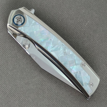 VORIXN "Ocean Mirage" Flipper & Daumenpin-Messer mit weißer Perlmutt-Einlage im Titan-Griff (9,7 cm M390 Klinge) KB092