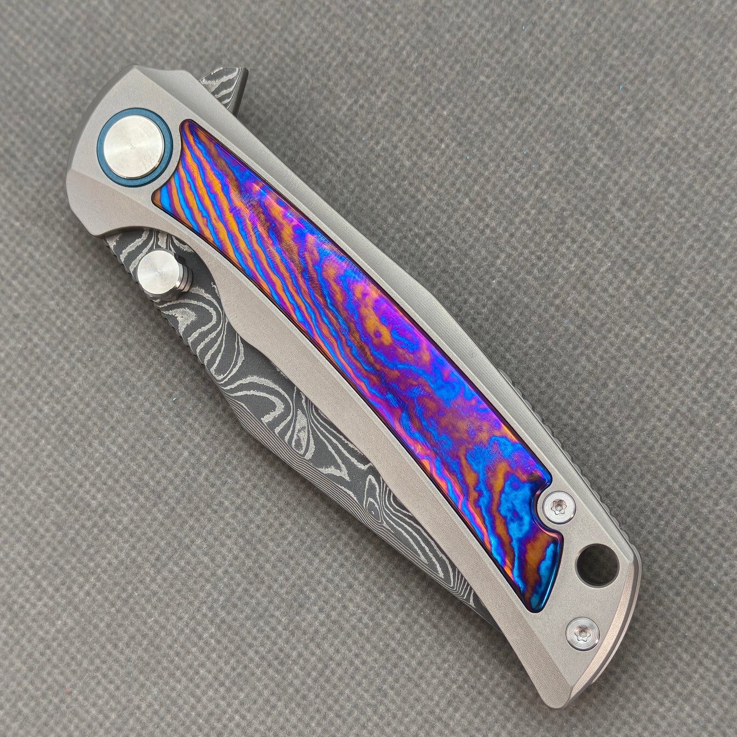 Vorixn „Nebula“ Flipper- und Daumenpin-Messer mit Griff aus Titanflammen-Zirkuinlay (3,8" Klinge aus Damaststahl) KB018 