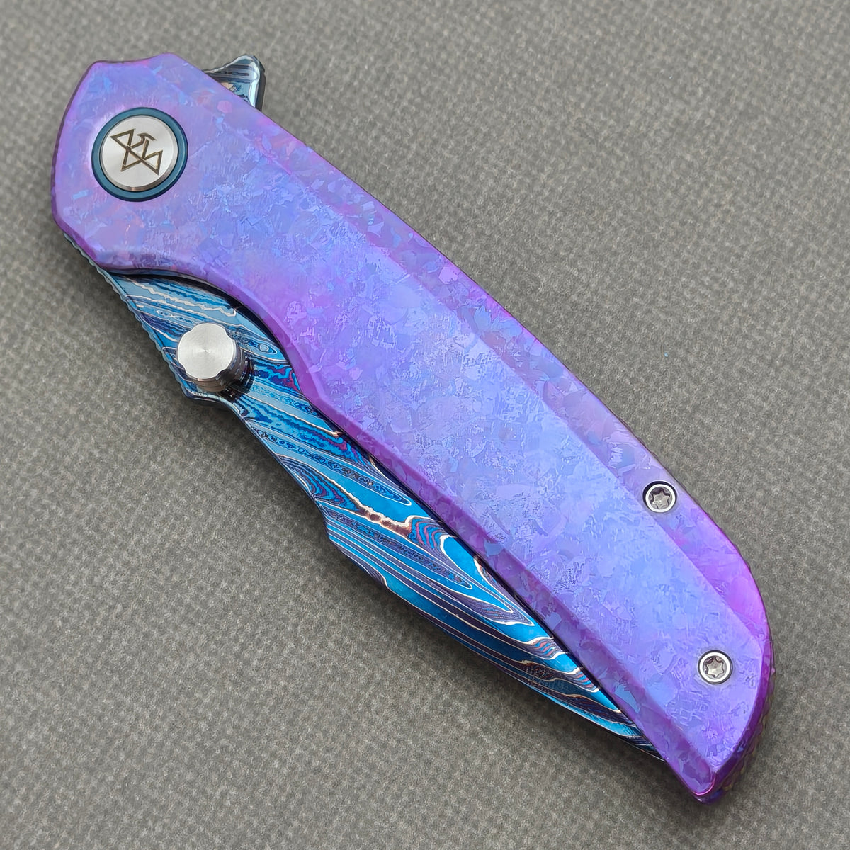 VORIXN Rimeforge KB125 Folding Knife – closed non-clip side view showing crystallized titanium handle design and pivot.