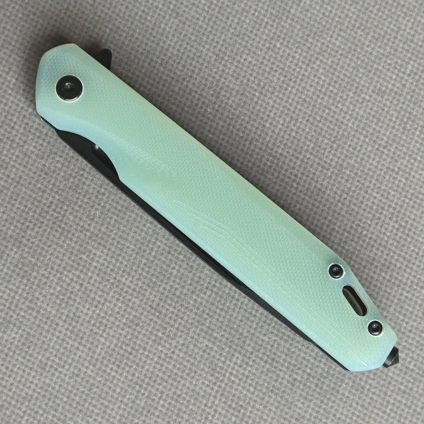 VORIXN KM005 closed non-clip side view showing carbon fiber handle design and pivot detail.