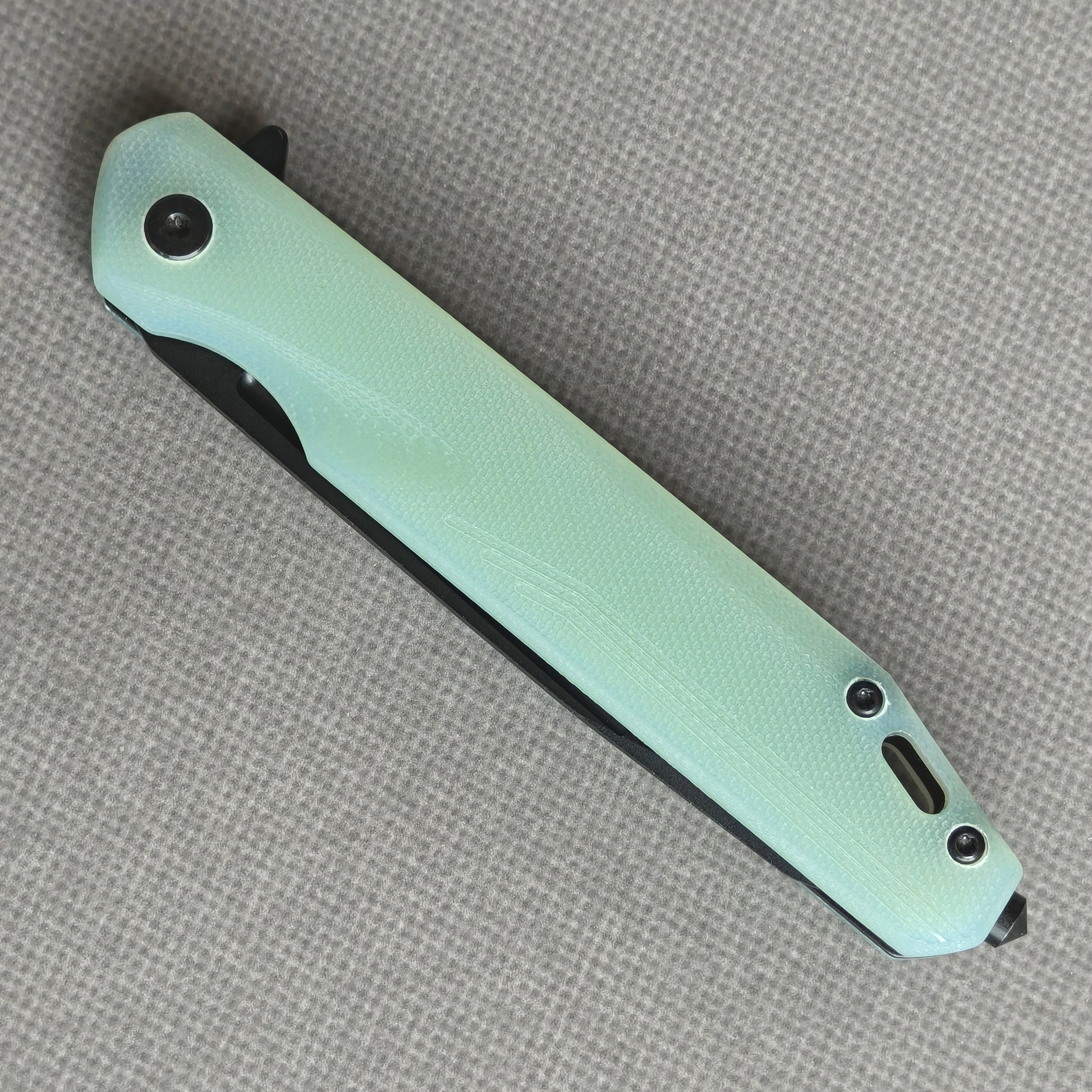VORIXN KM005 closed non-clip side view showing carbon fiber handle design and pivot detail.