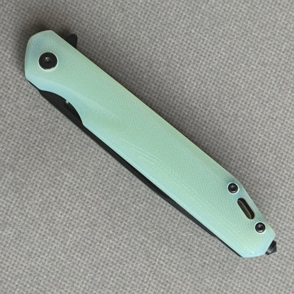 VORIXN KM005 closed non-clip side view showing carbon fiber handle design and pivot detail.