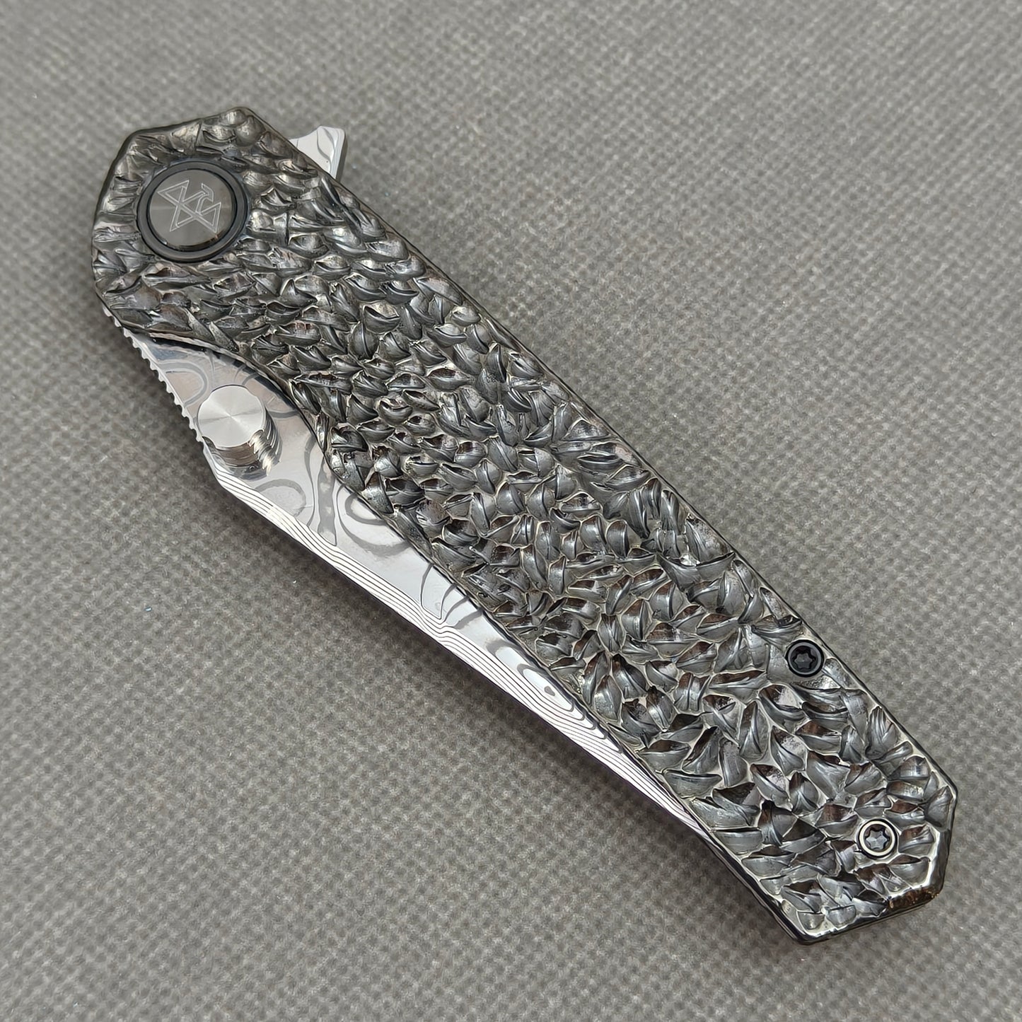 VORIXN "Blackscale" Flipper & Daumenpin-Messer, handgeschnitzter & DLC-beschichteter Titan-Griff (9,1 cm Damastklinge) KB088