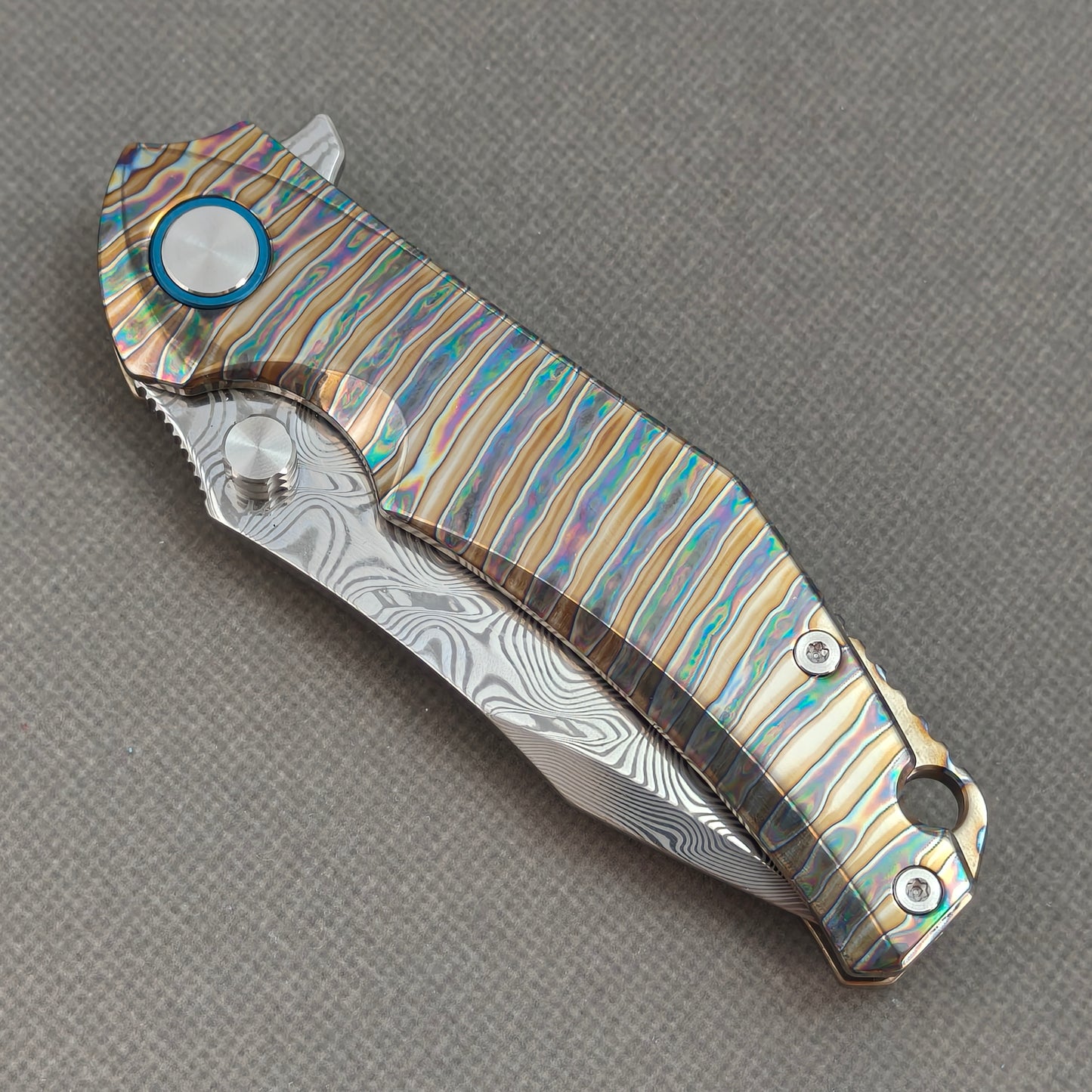 Vorixn "TitanFlame" Flipper- und Daumenpin-Messer mit flammendem Titangriff (3,6" Damaststahlklinge) KB029 