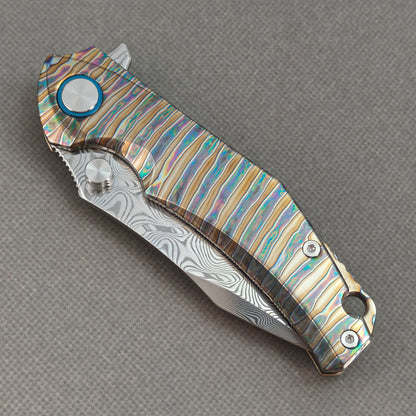 Vorixn "TitanFlame" Flipper- und Daumenpin-Messer mit flammendem Titangriff (3,6" Damaststahlklinge) KB029 