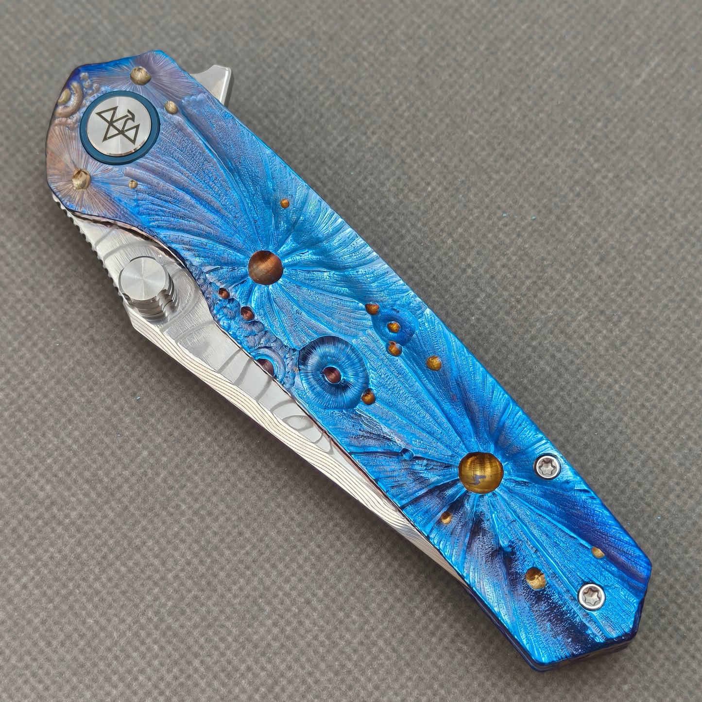 Couteau à flipper et à goujon de pouce Vorixn « Impact Origin » Manche anodisé gravé en titane (Lame en acier Damas de 3,6") KB049