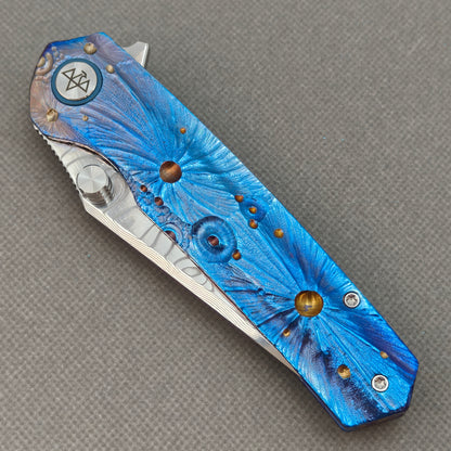 Couteau à flipper et à goujon de pouce Vorixn « Impact Origin » Manche anodisé gravé en titane (Lame en acier Damas de 3,6") KB049